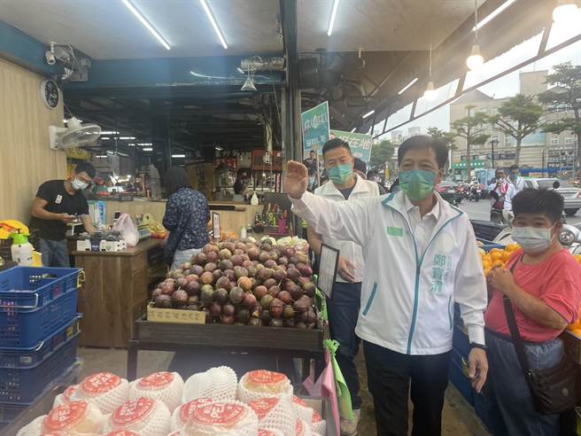 无党籍桃园市长参选人郑宝清黄昏市场扫街拜票宣传16日南区竞总成立。(吕筱蝉摄)