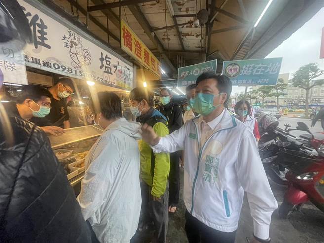 无党籍桃园市长参选人郑宝清黄昏市场扫街拜票宣传16日南区竞总成立。(吕筱蝉摄)