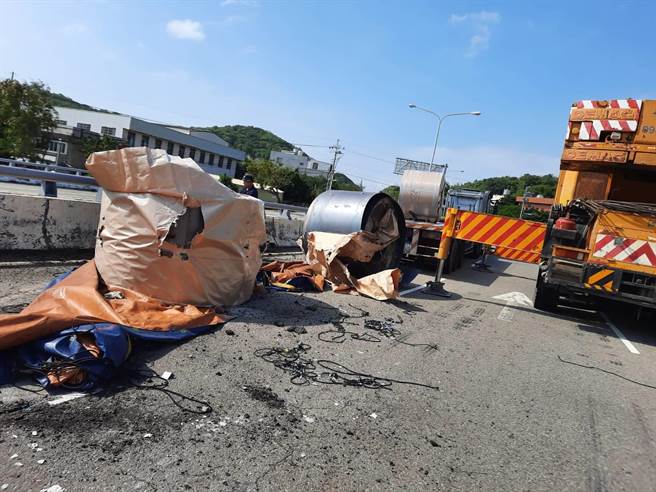 警消人員與通苑救難協會到場協助救援。（翻攝照片／李京昇苗栗傳真）