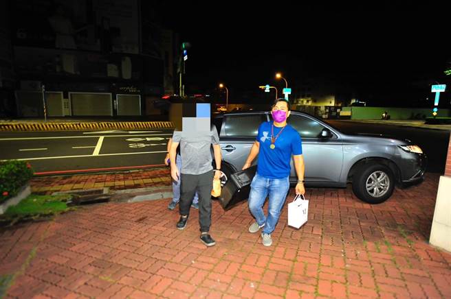 张嫌（左）在8月遭警方拘提，声押获准目前仍羁押中，估计受害女子达500人。（民眾提供／李俊淇台南传真）