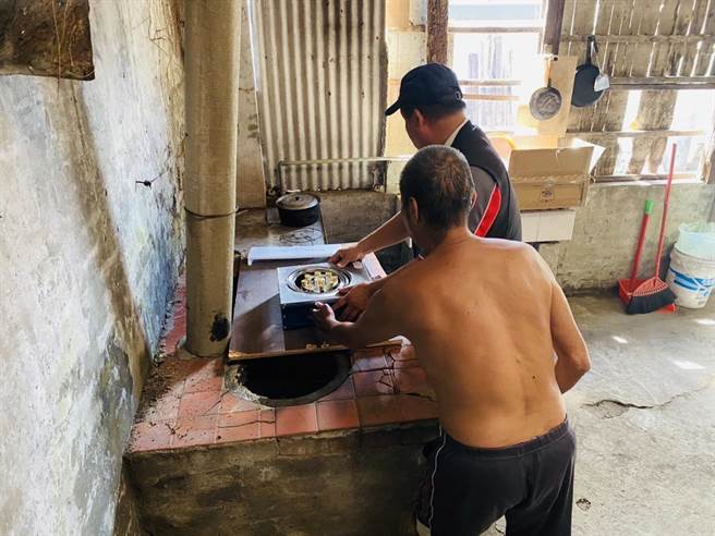 頭份警分局東河所長根世雲，協助募集新爐具給轄內弱勢住民。（頭份警分局提供／謝明俊苗栗傳真）