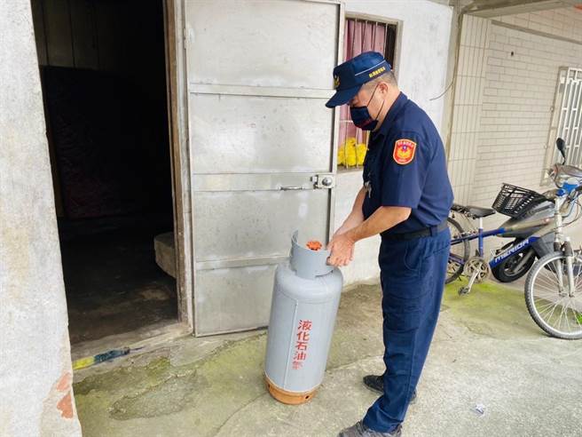 頭份警分局東河所長根世雲，協助募集新爐具給轄內弱勢住民。（頭份警分局提供／謝明俊苗栗傳真）
