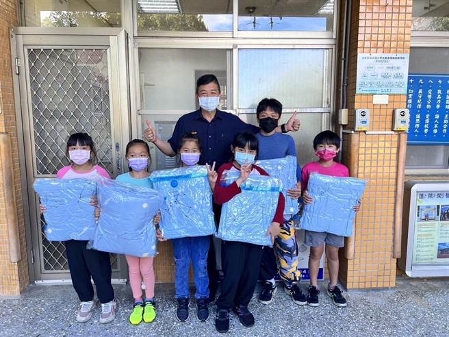 头份警分局蓬莱所长林振民募集物资赠送给蓬莱国小角力队。（头份警分局提供／谢明俊苗栗传真）