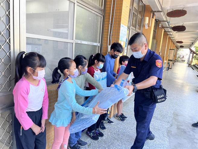 头份警分局蓬莱所长林振民募集物资赠送给蓬莱国小角力队。（头份警分局提供／谢明俊苗栗传真）