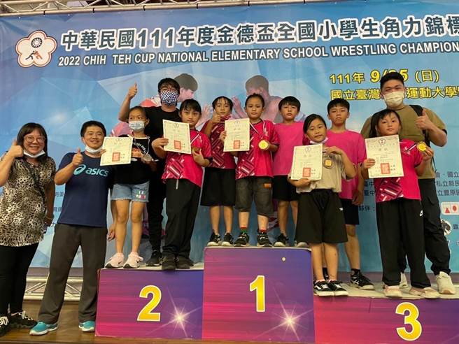 南庄乡蓬莱国小角力队参赛成绩优异。（头份警分局提供／谢明俊苗栗传真）