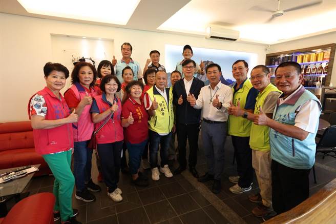 高雄市長陳其邁日前到鳳山知名牛肉麵店大啖美食，並參加籍由高雄市里長主席聯誼總會總主席劉啟芳主辦的座談會，陳其邁和10多名里長暢談鳳山建設和市政藍圖。（陳其邁競選團隊提供／洪浩軒高雄傳真）