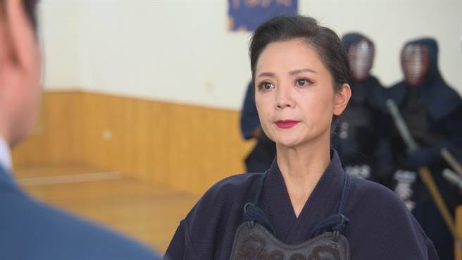 高欣欣挑戰演出角頭老大，劍道武術高超。（民視提供）