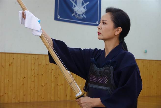 高欣欣首次為戲披道服。（民視提供）