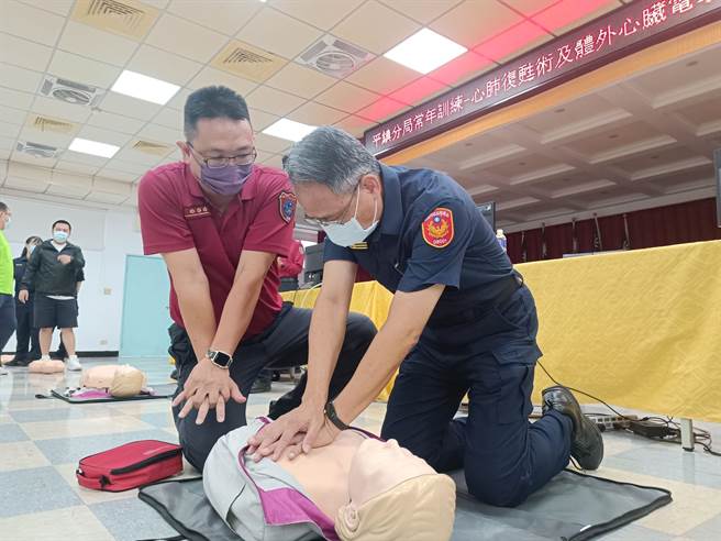 桃園平鎮警辦急救訓練，把握黃金救人時間。(平鎮警分局提供／呂筱蟬桃園傳真)