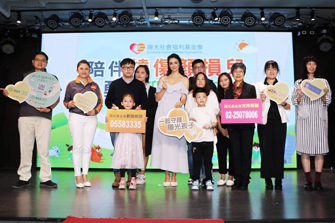 阳光基金会每年服务约400位烧伤顏损儿，从前端生理復健、心理支持到回归校园，提供完整生心理重建服务。（阳光基金会提供／林良齐台北传真）