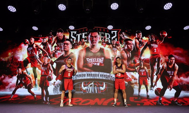 呂政儒(右)與周儀翔展現新款炙焰紅球衣。(高雄鋼鐵人提供)