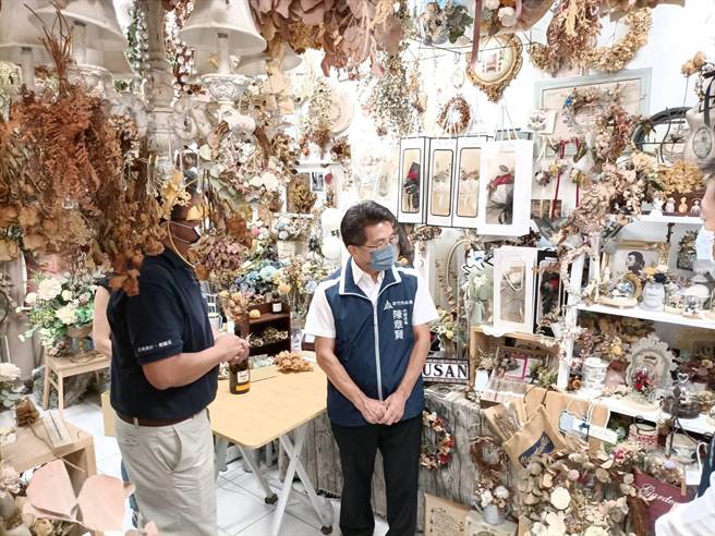 新竹市政府與東門商圈商家將於15日於東前街舉辦「東門商圈漫遊季」，以文創市集串聯東門市場店家，邀民眾一起走逛舊城。（陳育賢攝）