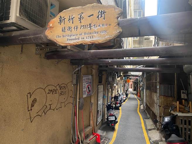 新竹市政府與東門商圈商家將於15日於東前街舉辦「東門商圈漫遊季」，以文創市集串聯東門市場店家，邀民眾一起走逛舊城。（陳育賢攝）