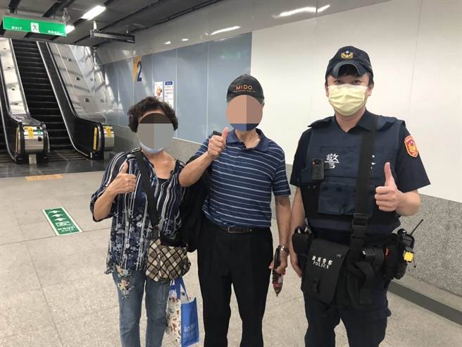 高雄日前一对老夫妻2人结伴出游，搭捷运时走散，所幸捷运警察以及站务人员帮忙，火速找到失散的彼此。老夫妻离开捷运站时还与员警合影比讚，感谢员警与站务人员帮忙。（翻摄照片／崔正纲高雄传真）