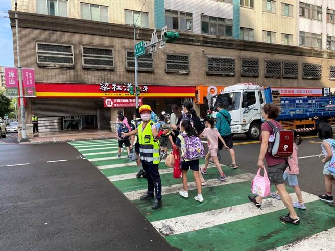 桃園市教育局每年補助學校升級導護裝備，今年有160所學校申請核准，總經費高達390萬元。（桃園市教育局提供／陳夢茹桃園傳真）