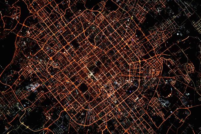 义大利女太空人引用王羲之《兰亭集序》引热议，大陆外交部点讚。图为克里斯托福雷蒂在推特发布太空摄影作品。（观察者网╱摘自克里斯托福雷蒂推特）