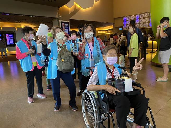 威秀影城和台中市政府合办公益观影活动，13日招待全成社会福利基金会等近200名长辈和志工「包场」看电影。（民眾提供／冯惠宜台中传真）