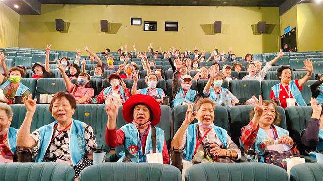威秀影城和台中市政府合办公益观影活动，13日招待全成社会福利基金会等近200名长辈和志工「包场」看电影。（民眾提供／冯惠宜台中传真）