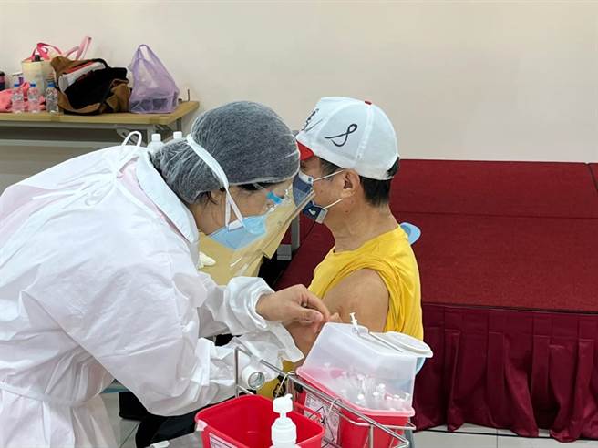 桃園市13日新增5729本土個案，衛生局呼籲流感、新冠肺炎疫苗都要儘速打好打滿。（本報資料照）