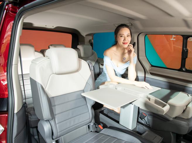 Multivan Style车型标配同级唯一鸥翼式多功能桌（含置杯架、置物空间），满足所有乘员用车生活所需。（台湾福斯商旅提供）
