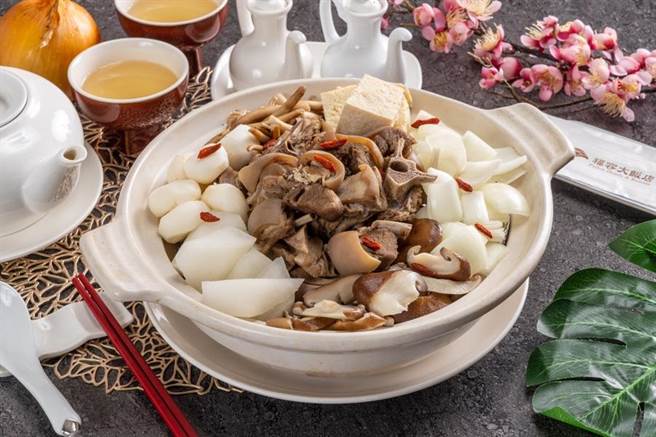 「广式湘羊腩煲」迷人香气令人欲罢不能，羊肉更是Q弹有劲。(福容桃园店提供／蔡依珍桃园传真)