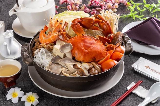 「螃蟹排骨番茄锅」是一道料丰味鲜的秋日锅物料理。(福容桃园店提供／蔡依珍桃园传真)