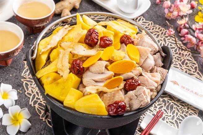 「姜黄地瓜鸡锅」，以姜黄搭配桃园大园区盛产的松甜地瓜与土鸡，滋味香醇。(福容桃园店提供／蔡依珍桃园传真)