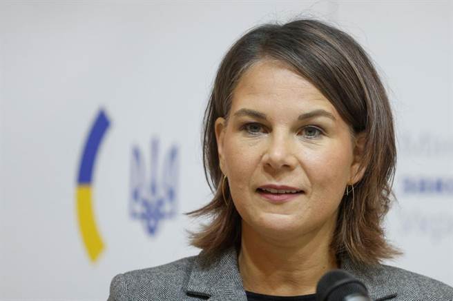 德国外长贝尔伯克12日受访时虽然承认与中国脱鉤不可行，但她也警告，不能把公司的命运与中国市场紧紧绑定。（路透资料照）