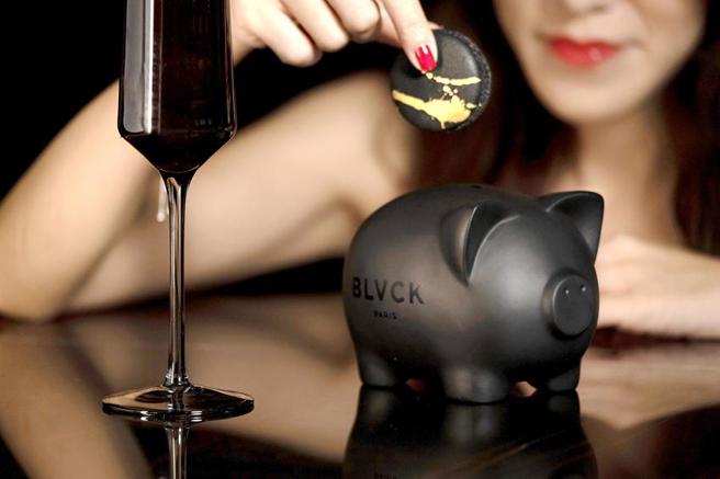 （台北W饭店携手法国黑魂品牌BLVCK推出联名下午茶，双人下午茶随餐附赠BLVCK品牌「闇黑小猪扑满」。图／台北W饭店）