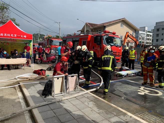 龟山枫树护理之家配合消防队举办抢救演练。（消防提供／蔡依珍桃园传真）