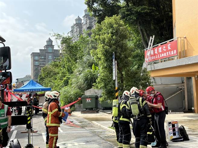 龟山枫树护理之家配合消防队举办抢救演练。（消防提供／蔡依珍桃园传真）