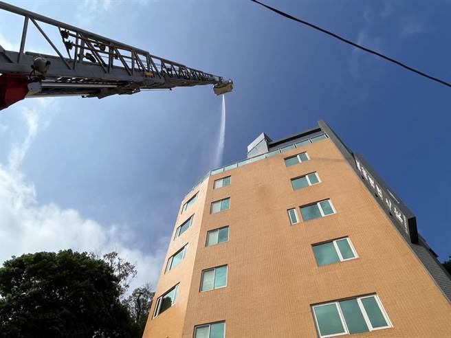 龟山枫树护理之家配合消防队举办抢救演练。（消防提供／蔡依珍桃园传真）