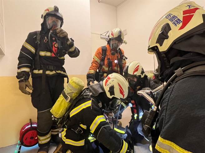 龟山枫树护理之家配合消防队举办抢救演练。（消防提供／蔡依珍桃园传真）