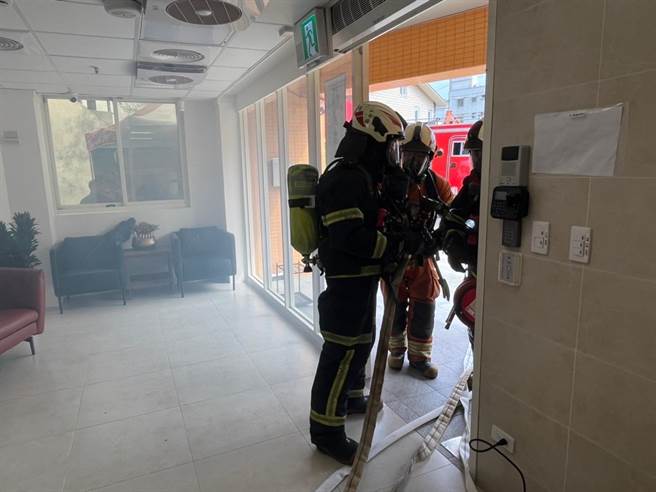 龟山枫树护理之家配合消防队举办抢救演练。（消防提供／蔡依珍桃园传真）