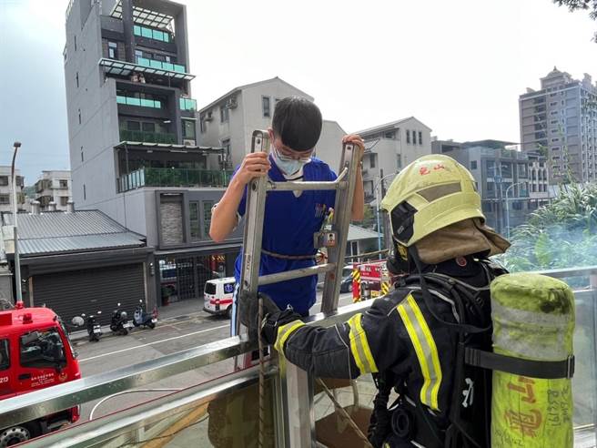 龟山枫树护理之家配合消防队举办抢救演练。（消防提供／蔡依珍桃园传真）