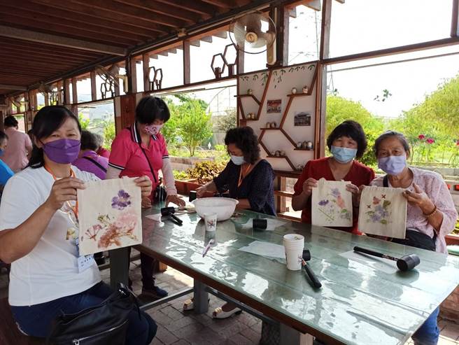 雾峰区旧正社区的参访交流中，由当地志工们带领DIY制作植物拓染环保袋活动，让团员们印象深刻且获益良多(图／金门县社会处提供)