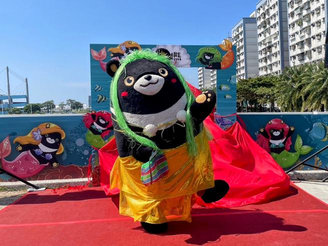 高雄熊穿上贝壳比基尼化成雄熊鱼，跳舞庆祝金巩桥高雄熊启用典礼(高雄市观光局提供)