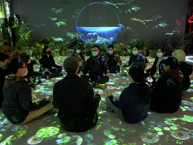 北医大人社院杨政达院长带领学生参访时，于沉浸展演空间进行正念冥想。(照片/臺北医学大学提供)