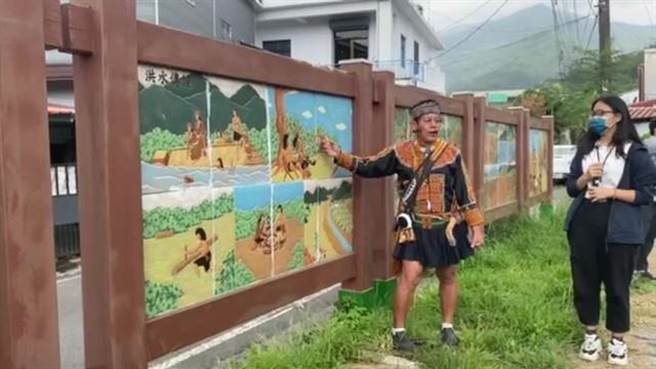 达鲁玛克部落由就读育仁高中1年级的谢育辰（右）导览，透过英语将部落生活日常以及文化智慧传递给外国旅人。（蔡旻妤摄）