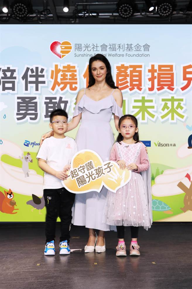 瑞莎出席公益活动不舍烧伤顏损儿的成长歷程。（阳光基金会提供）