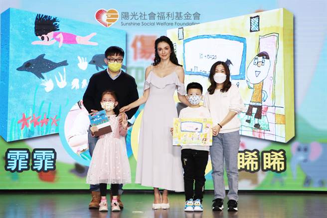 瑞莎收到阳光孩子送的画作。（阳光基金会提供）