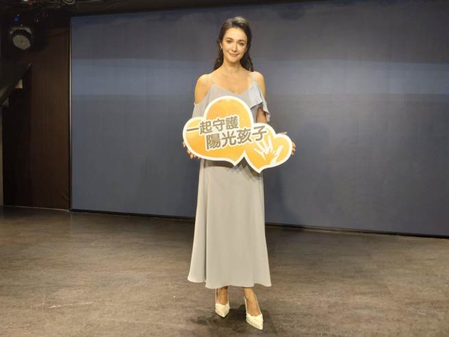 瑞莎出席公益活动，为烧伤顏损儿募款。（王思颖摄）