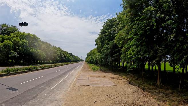 「屏鹅公路种树百里2.0计画」管道挖埋工程进度已超过90％。（公路总局提供）