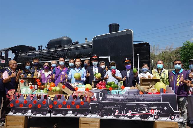 二水跑水节流传百年、独步天下，彰化县政府和交通部观光局参山国家风景区管理处携手，5日安排国宝级DT-668「国王号」蒸汽火车搭载游客一起到二水体验水圳跑水、吃办桌乐趣，一次满足三种难得体验。（吴敏菁摄）