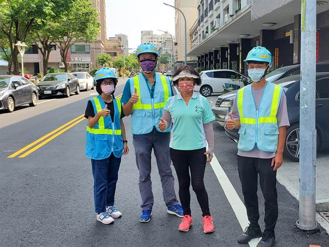 北区文元里管汰工程，北成路段管线率先汰换完成，供水品质改善，文元里里长（右二）表示讚许。（台水六区提供／李俊淇台南传真）