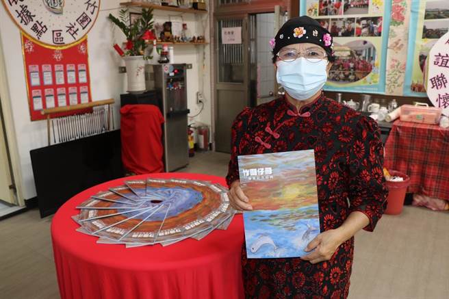 竹围社区发展协会经过2年田野调查与访谈耆老，终于完成这本专属在地的毕业纪念册。（蔡明亘摄）