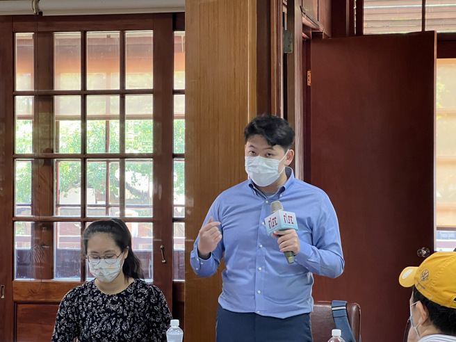 学生钟秉谦分享交流中观察到以色列企业在绿色永续的特色作法。(照片/东海大学提供)