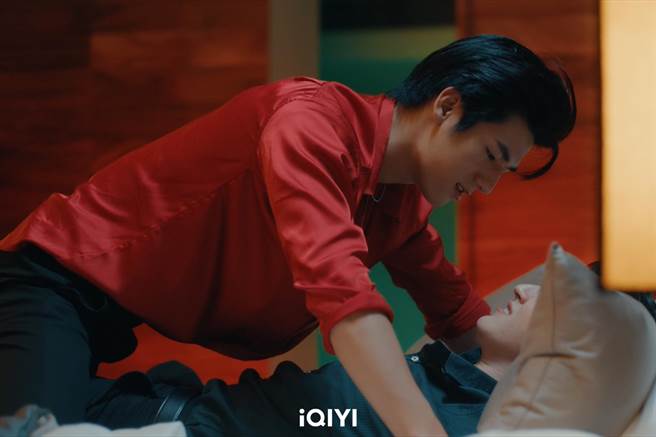 互看不顺眼的男主角意外滚床单。（爱奇艺国际站提供）