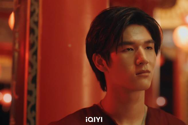 首度拍BL的新人Mos饰演Mangkor。（爱奇艺国际站提供）