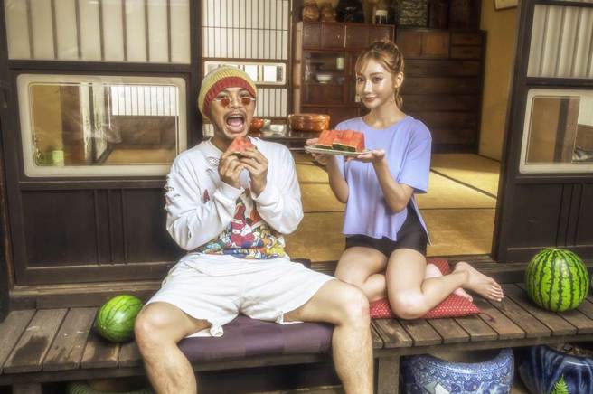 黄明志新歌MV邀请女神明日花绮罗合作拍摄。（亚洲通文创提供）